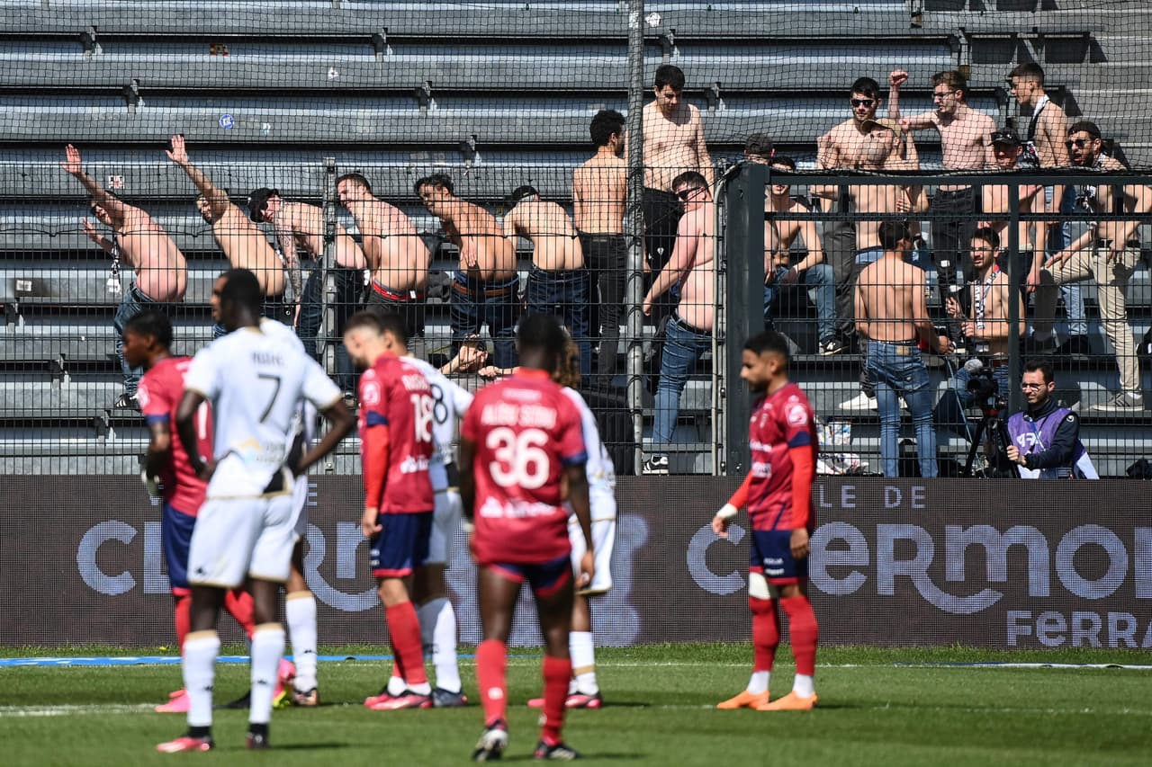 ¡Insólito! Fans del Angers se bajaron los pantalones para que su equipo no recibiera gol 