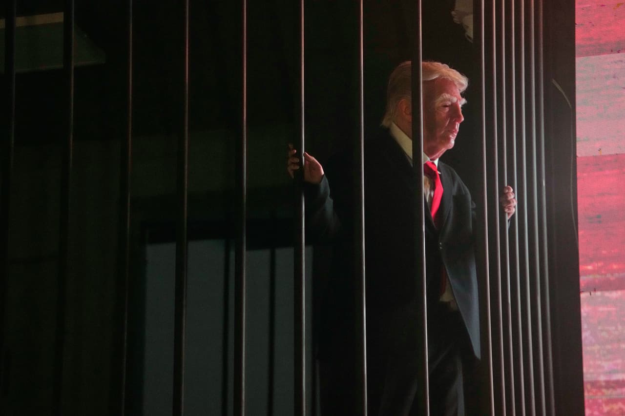 Un Donald Trump enjaulado causa revuelo en la plaza Tajrish de Irán