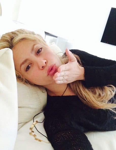 Desde la cama, Shakira también se pone muy 'sweet', este es uno de sus mejores besos, sin duda.