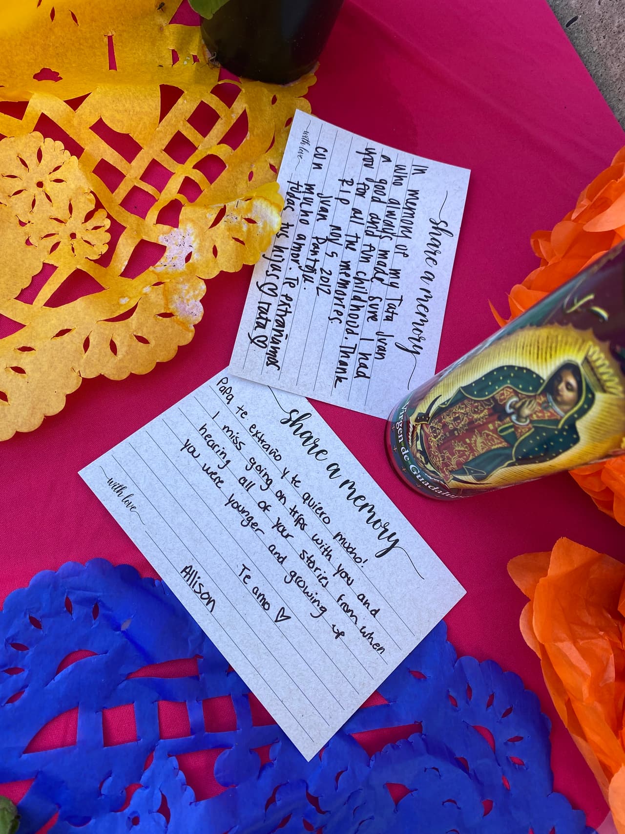 En una mesa decorada con papelillo, algo tradicional en México, habían unos plumones y tarjetas para dejar un mensaje a un ser querido fallecido en el Día de los Muertos que fue conmmemorado por estudiantes de periodismo de la Universidad de Arizona.