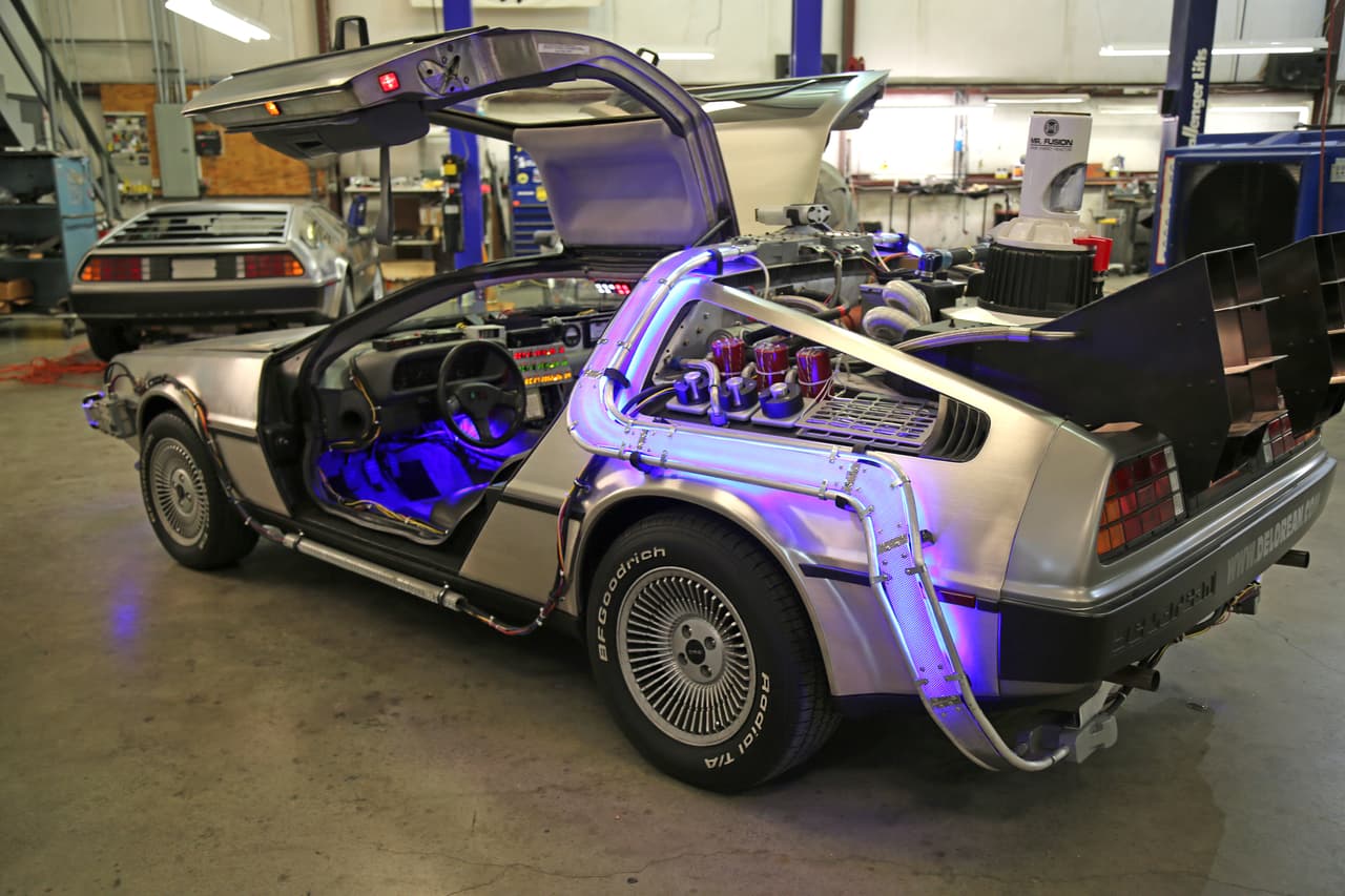 Una sucursal de la automotriz DeLorean Motor Company en Humble, Texas no sólo repara y restaura los icónicos coches, sino que creó una réplica del que se usó en la película "Volver al Futuro"