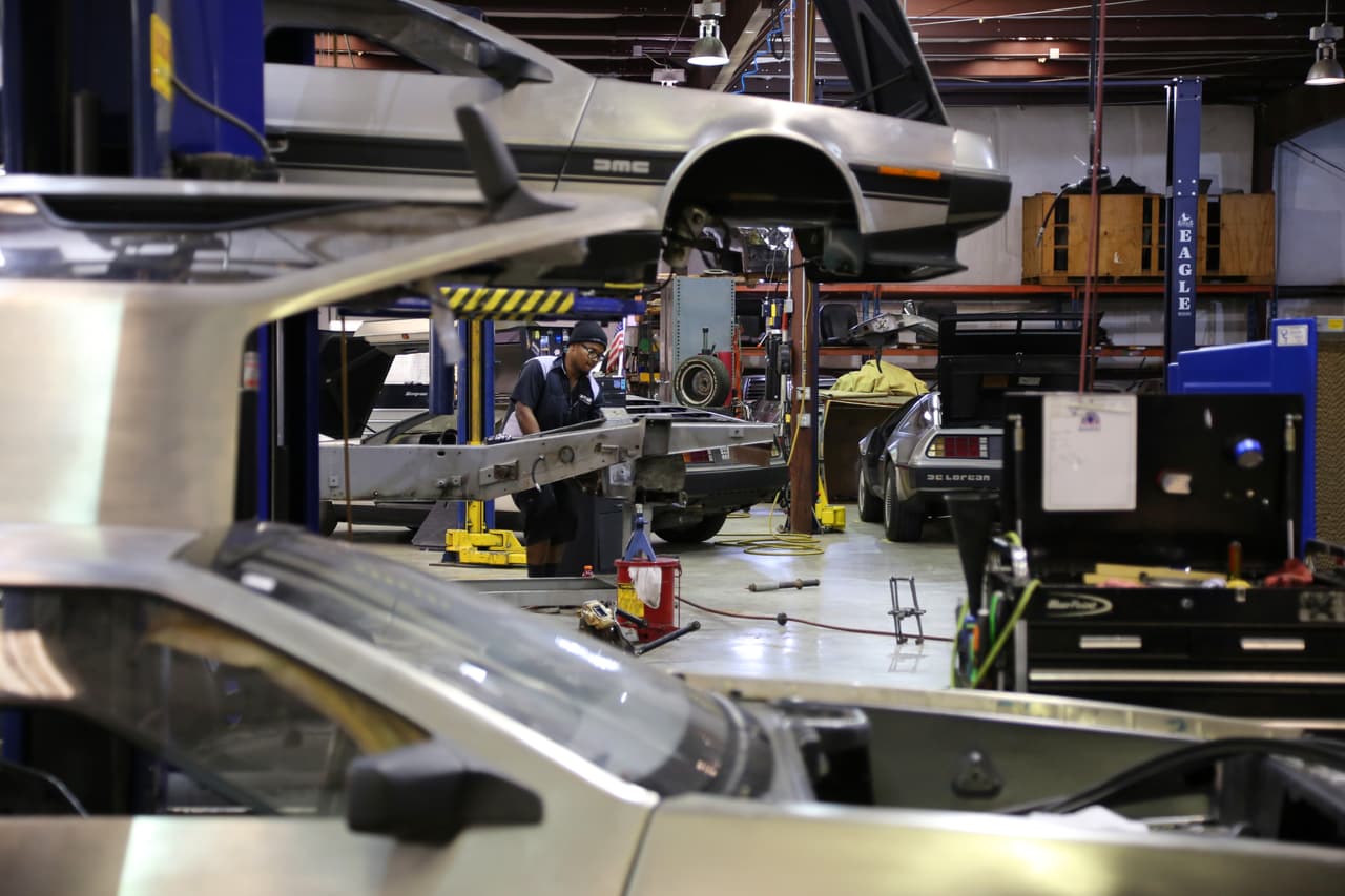 Una sucursal de la automotriz DeLorean Motor Company en Humble, Texas no sólo repara y restaura los icónicos coches, sino que creó una réplica del que se usó en la película "Volver al Futuro"