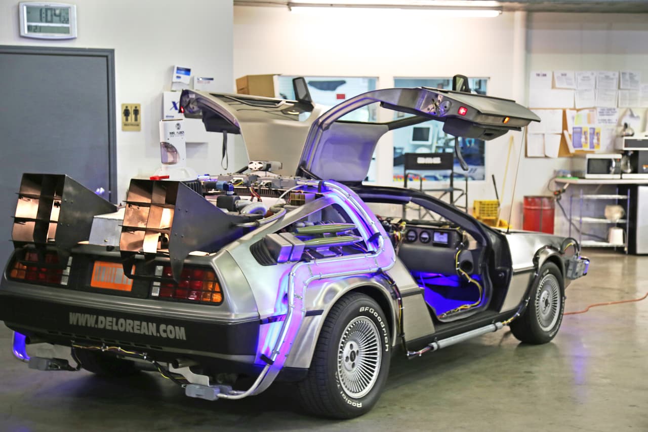 Una sucursal de la automotriz DeLorean Motor Company en Humble, Texas no sólo repara y restaura los icónicos coches, sino que creó una réplica del que se usó en la película "Volver al Futuro"