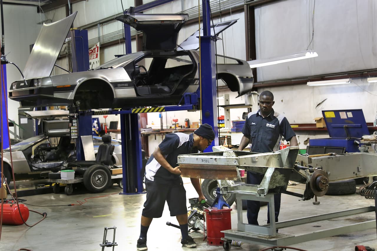 Una sucursal de la automotriz DeLorean Motor Company en Humble, Texas no sólo repara y restaura los icónicos coches, sino que creó una réplica del que se usó en la película "Volver al Futuro"