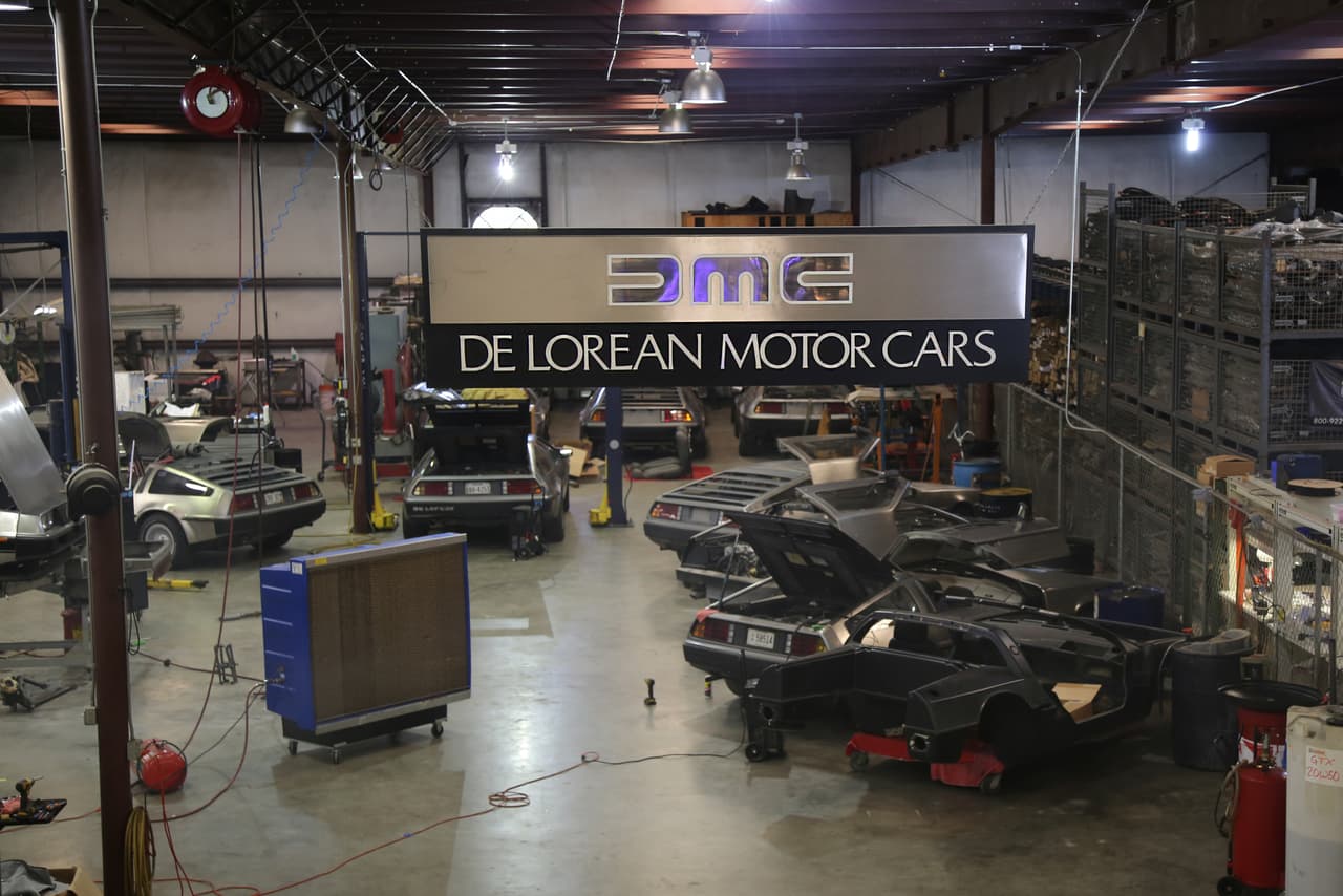 Una sucursal de la automotriz DeLorean Motor Company en Humble, Texas no sólo repara y restaura los icónicos coches, sino que creó una réplica del que se usó en la película "Volver al Futuro"