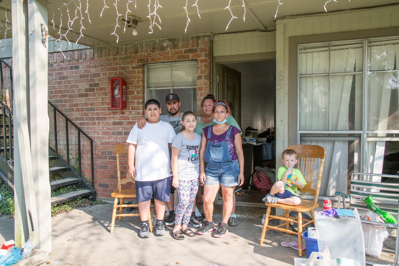 En el apartamento de Ramón Puebla también vive su cuñada y sus dos hijos. La familia entera está tratando de juntar los enseres que no se dañaron.
<br>
