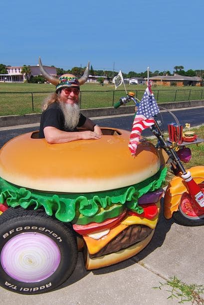 Harry disfruta de pasear por Daytona Beach en su peculiar motocicleta.