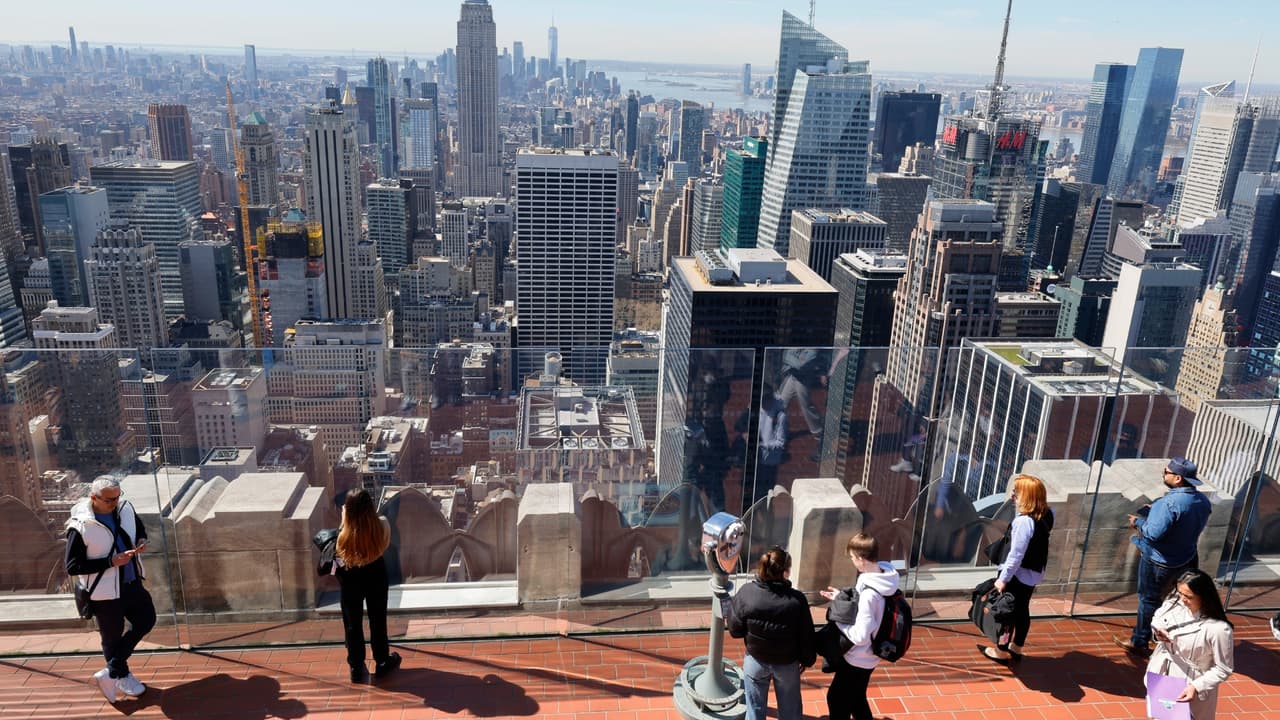 Alejandro Condis, de
<i>Univision 41</i>, aseveró que algunos residentes, entre ellos un puertorriqueño, preferían marcharse a sus casas por temor a los eclipses.