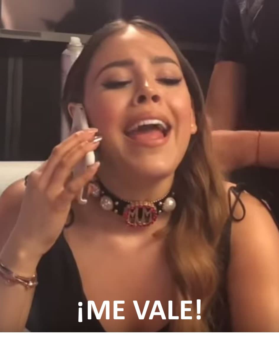 Como si su personaje infantil la hubiera poseído, Danna Paola enojada le contesta la popular frase: "¡Me vale!", y le reclama al comediante por no haber incluido su canción 'Agüita' en el soundtrack de la película.