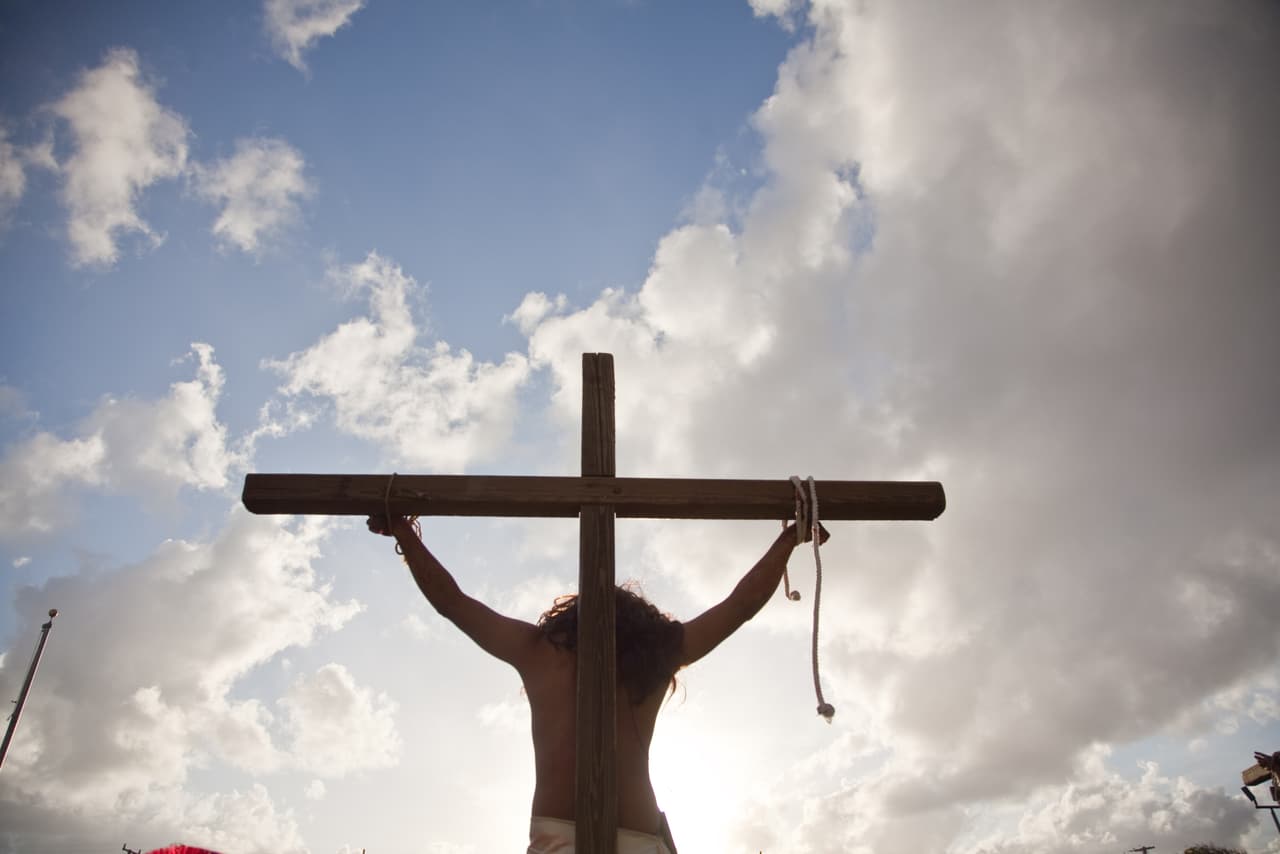 Tras la representación, los fieles entraron a la iglesia a escuchar la lectura de la pasión de Jesucristo y a rezar.