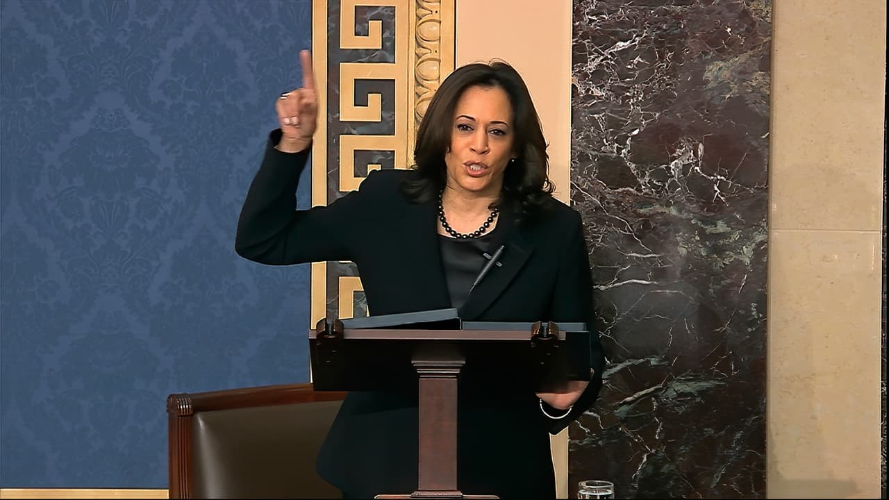 Como senadora fue una de las voces en contra del expresidente Trump durante su primer juicio político, que se realizó entre finales de 2019 y comienzos de 2020. Esta fotografía fue tomada durante las discusiones en el proceso contra el mandatario en el Senado en febrero de este año.
<br>