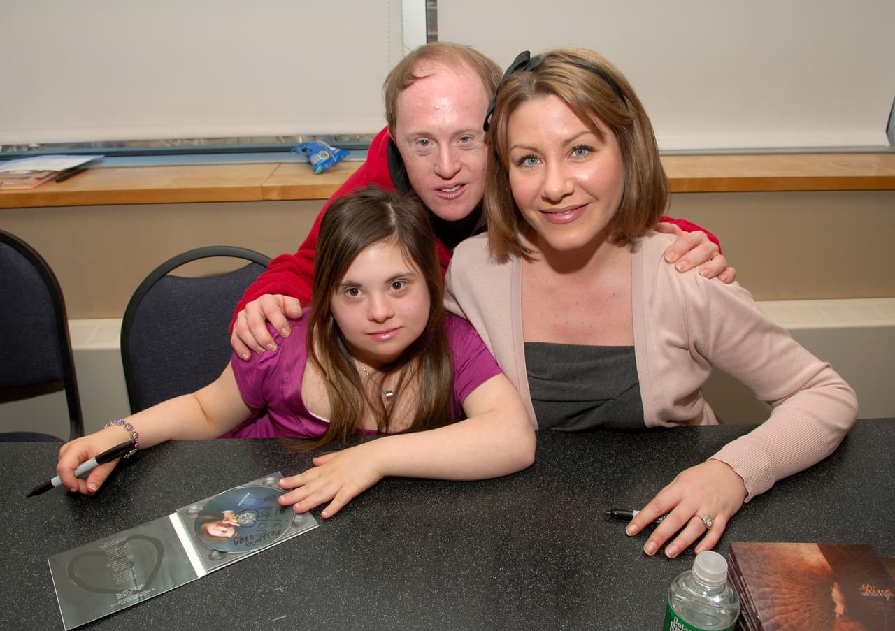 <a href="https://www.youtube.com/watch?v=REH5U1CGCAw" target="_blank">Chris Burke</a>, embajador de la Sociedad Nacional del síndrome de Down desde 1994, saltó a la fama a finales de los años '80 por su papel en la serie
<i>"Life Goes On"</i>. Burke es muy activo en la defensa y concientización sobre el síndrome de Down. En la imagen, Melissa Riggio, Chris Burke y Rachel Fuller en un acto en Nueva York.