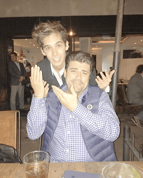 Mauricio Garza dijo no sentirse cómodo en el programa y decidió salir de él. También comparte créditos con Van Rankin en la serie 
<b><a href="https://www.univision.com/shows/40-y-20" target="_blank">40 y 20</a></b> de Univision.