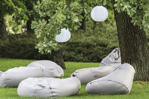 ‘Puffs’. Otra alternativa para sentarse, mucho más ‘cool’ que unas sillas de plástico. Elige algunos grandes y espárcelos en torno a una pequeña mesita donde coloques las bebidas. Más cómodo, ¡imposible!