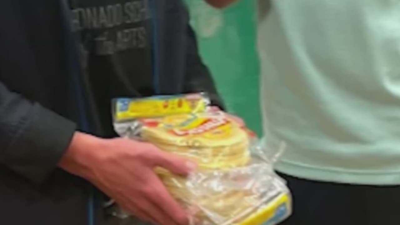 Un entrenador fue despedido tras penoso incidente racista de lanzar tortillas a contrincantes