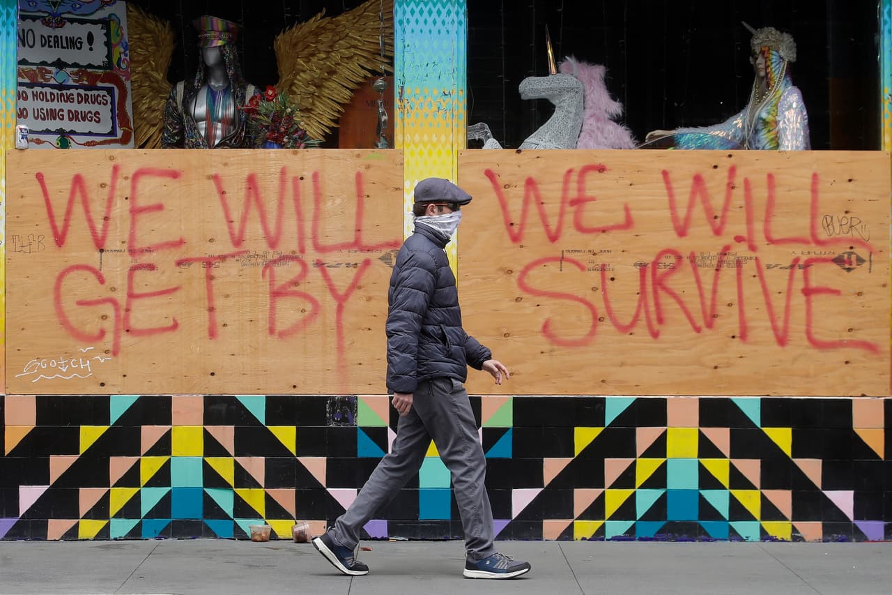 Los grafiteros callejeros también están aprovechando el toque de queda. Si bien sus creaciones no son tan elaboradas, las fachadas de los negocios cerrados les han servido como lienzo para enviar mensajes positivos. "Saldremos de esta. Sobreviviremos", se lee en esta pinta del barrio Castro.