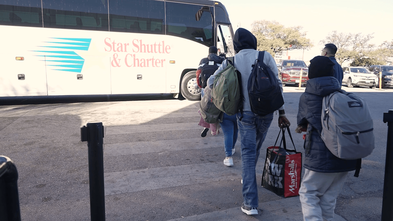 Austin ofrecerá transporte en autobús a migrantes desde San Antonio hasta aeropuerto
