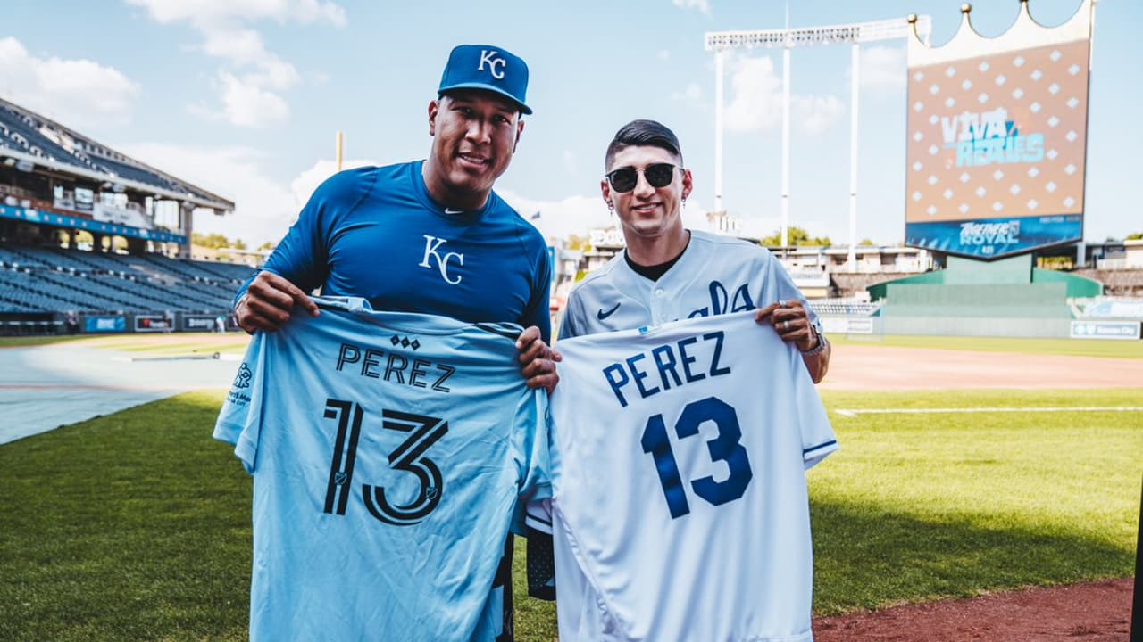 Alan Pulido visita a Salvador Pérez y engalana juego de Royals