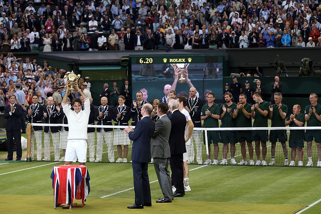 Roger Federer levantando el trofeo tras derrotar a Andy Murray de Gran Bretaña en 2012. El Príncipe Edward y el Duque de Kent en la ceremonia.