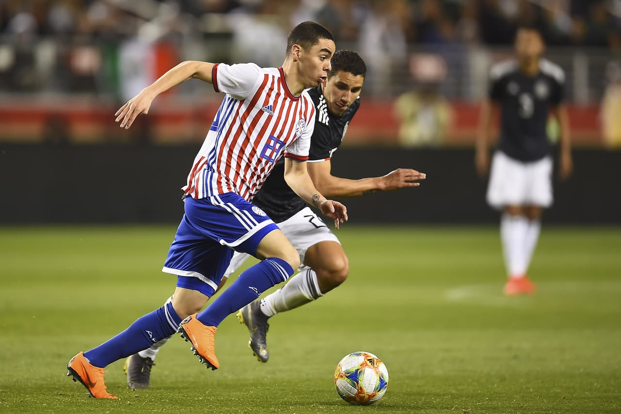 Para el segundo tiempo ingresó el jugador paraguayo más importante en la actualidad, Miguel Almirón. Pero su presencia en la cancha no duró mucho.