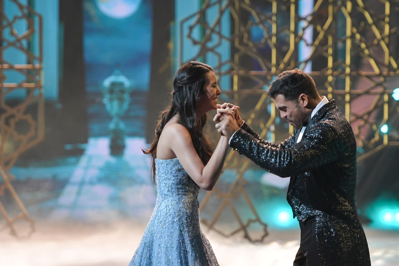 Antes de salir a la pista, Pedro le había dedicado el baile a su hija: "voy a estar bailando para ella", dijo . Cuál sería su sorpresa al verla en la pista de baile, frente a él.