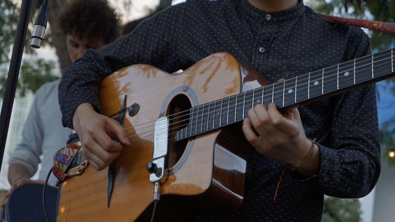 El primero en aparecer en escena para el 'soundcheck' fue 
<a href="https://www.instagram.com/nicoperine/" target="_blank">Nicolás Junca</a>, quien se encarga de tocar la guitarra y las cuerdas.
