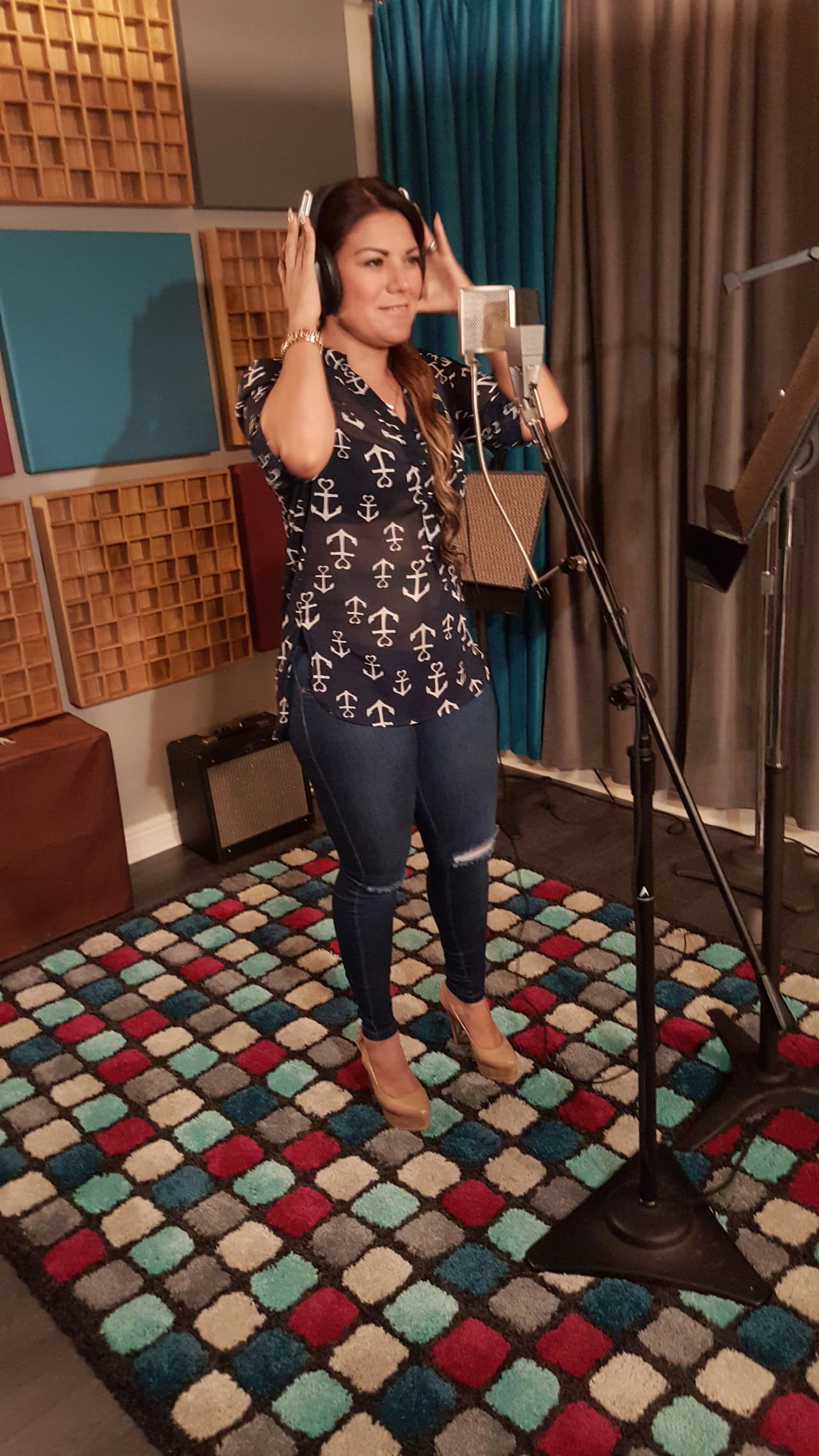 La producción le había pedido que usará un vestido rojo, pero aunque fue a varias tiendas no consiguió ninguno, pero gracias a sus amigas, no sólo consiguió vestido, sino hasta zapatos y accesorios.