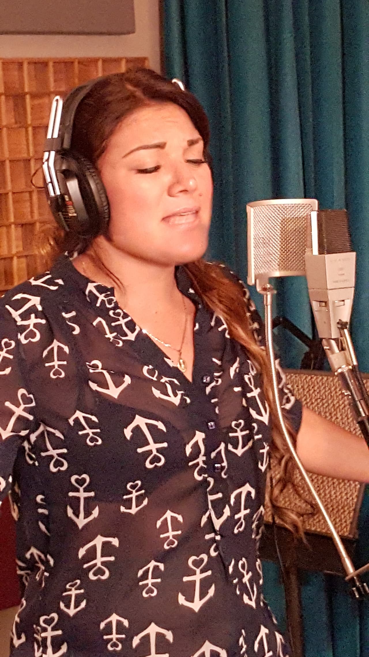 Diana se sinceró con Auri y comentó que fue todo un reto para ella interpretar este tema porque le tocó incursionar en el género pop.