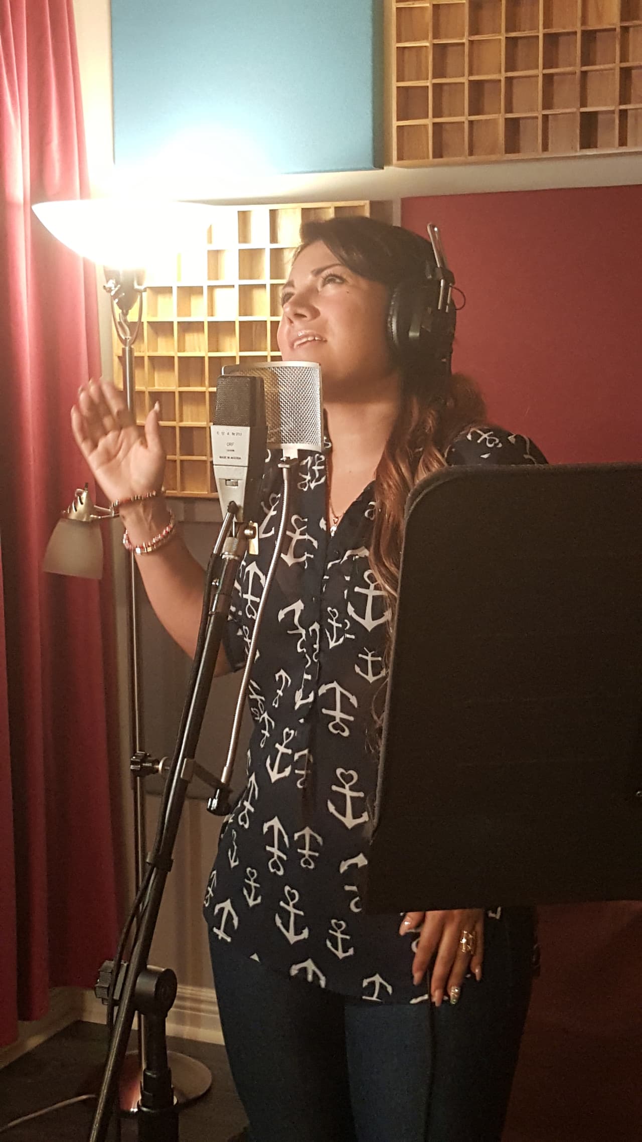 Diana también contó uno que otro chisme. Por ejemplo, el día de la presentación de la telenovela a los medios, su maleta no llegó y tuvo que improvisar un vestuario.