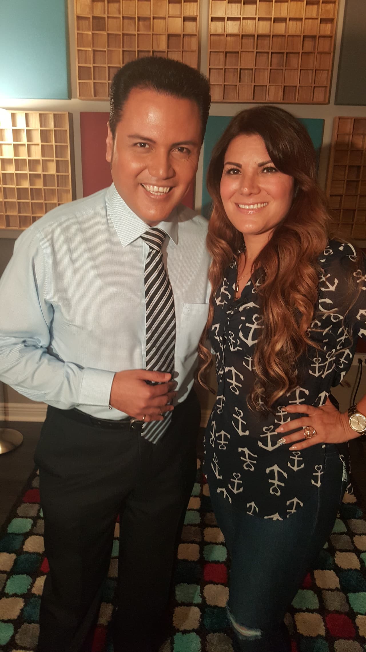 Diana Reyes y Auri Salgado estuvieron en un estudio de grabación en Chicago y ahí la Reina del Pasito Duranguense le contó todo sobre el nuevo tema de la telenovela "Yo no Creo en los Hombres", que ella interpreta.