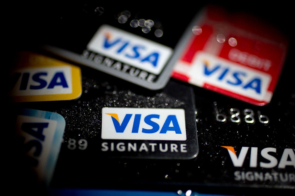 Asimismo, piden que se pague la gasolina en la caja registradora y usar efectivo si lo tiene a mano. Si no, que usen una tarjeta de crédito en vez de débito.