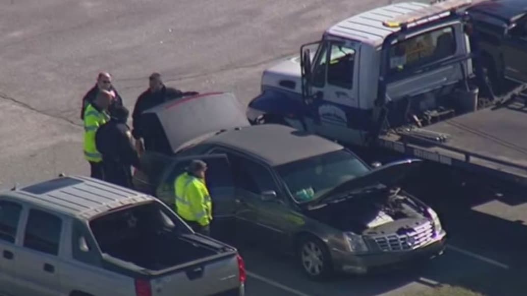 Dos niños que estuvieron horas en un auto, junto a dos cadáveres, "están bien" y con su familia, según policía