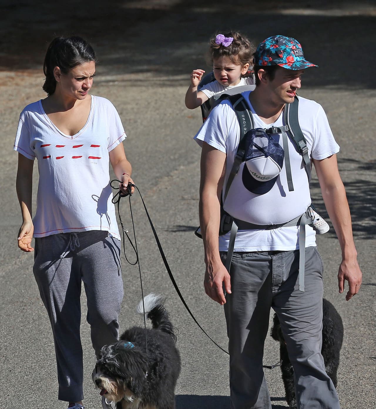Mila Kunis y Ashton Kutcher paseando en familia.