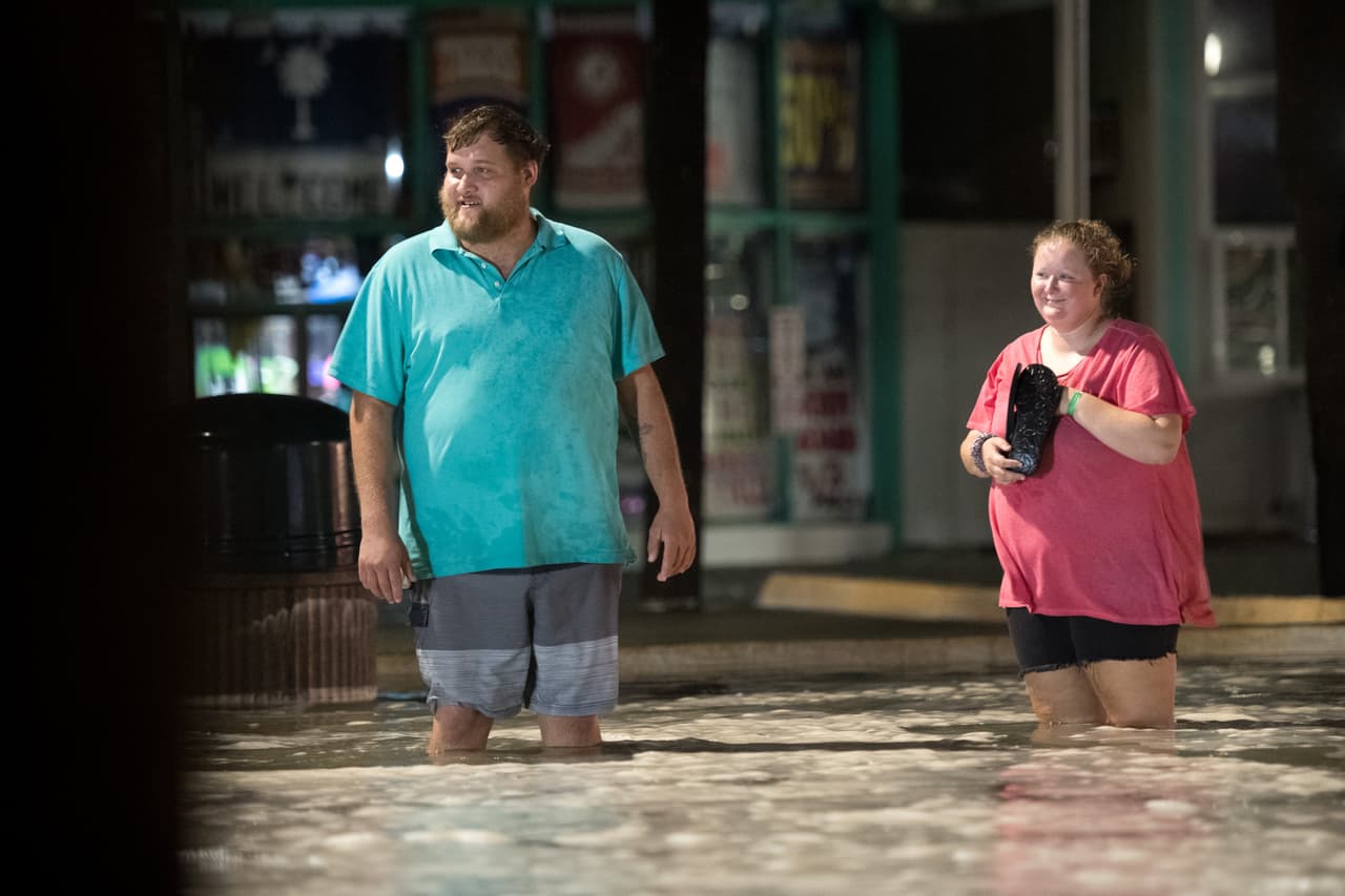 Isaías, debilitado a tormenta, podría continuar derribando árboles y causar cortes de energía a medida que avanza hacia la costa del Atlántico. (Myrtle Beach, SC)