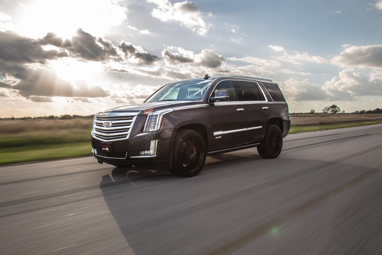 <b>Hennessey Escalade</b>
<br>No podía estar fuera de este conteo uno de los personalizadores más importantes y reconocidos. Hennessey está en un muy buena etapa de desarrollo de producto, tras demostrar qué es capaz de hacer con la 
<b><a href="https://www.univision.com/noticias/hennessey/hennessey-velociraptor-6x6-por-350-000-dolares-fotos" target="_blank">pickup Velociraptor 6x6</a></b>. Previo a ese momento, Henessey ya había incursionado en el terreno de camionetas familiares. Así que la Cadillac Escalade pasó por sus manos, pero se centró en trabajar el motor.