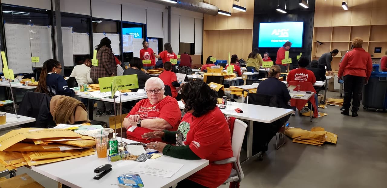 El Sindicato de maestros de Chicago voto para ratificar el nuevo contrato con la cuidad