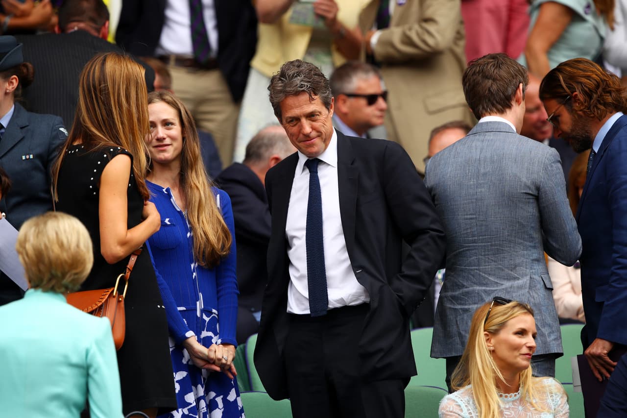 Hugh Grant es uno de los actores británicos más reconocidos y también estuvo presente en la cancha central.