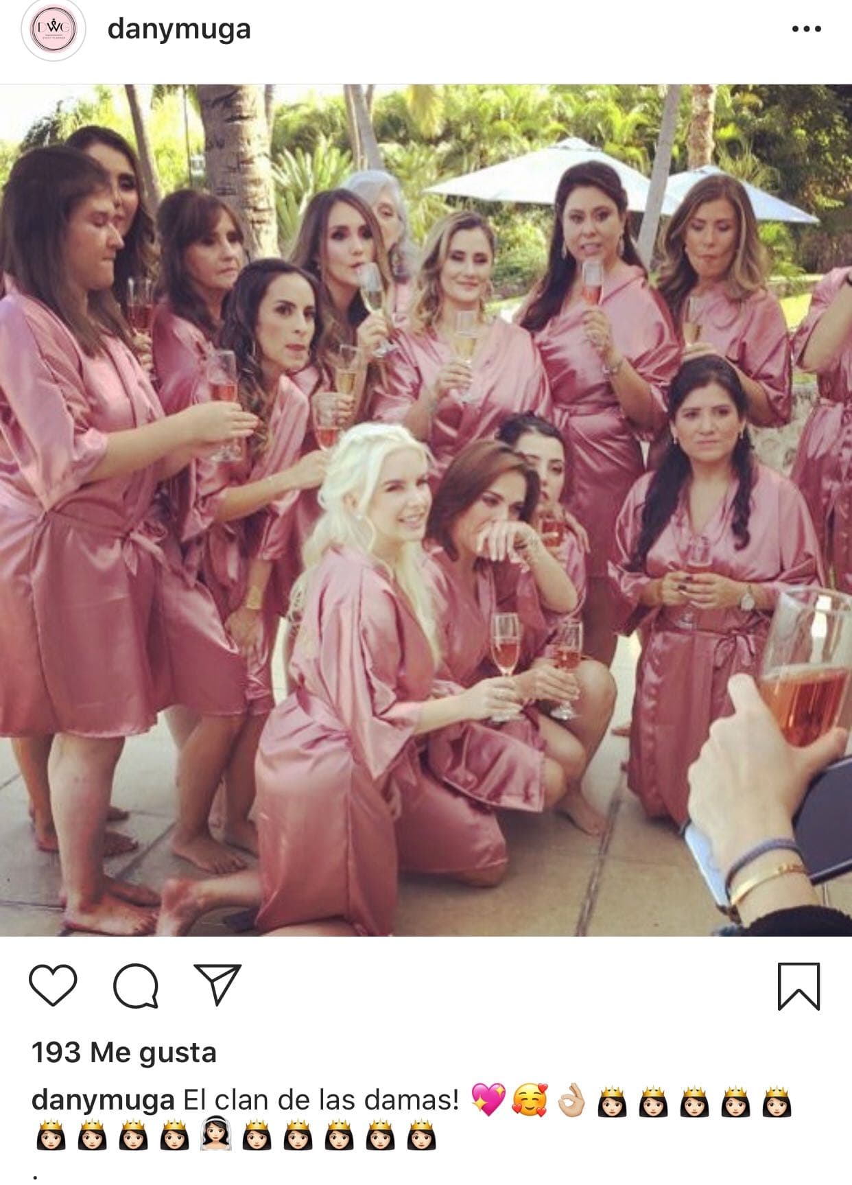 El 20 de noviembre Muga compartió esta imagen en la que se ve a 
<b><a href="https://www.univision.com/famosos/lo-logro-con-fuegos-artificiales-dulce-maria-celebra-su-boda-con-paco-alvarez-video">Dulce María</a></b> posar con sus damas de honor, entre las que estuvieron Zoraida Gómez y Fernanda Malo.
<br>