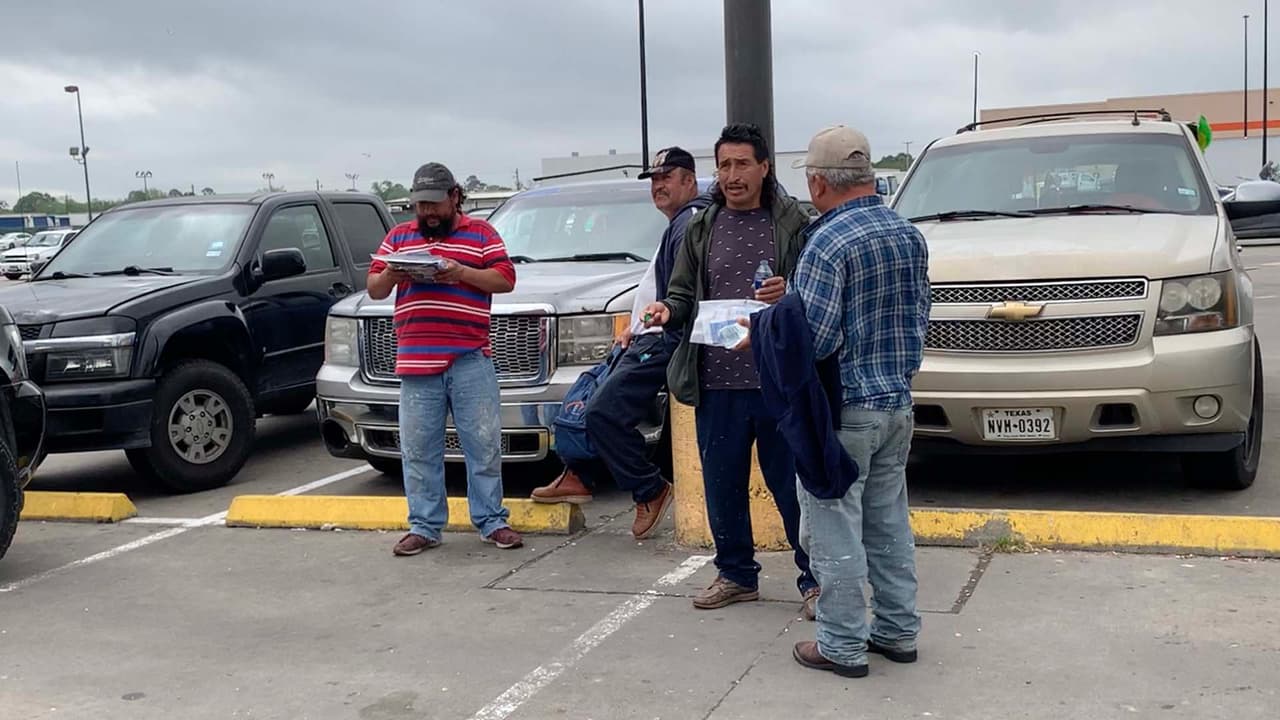 "Muchas veces no nos pagan": Jornaleros narran los abusos que sufren al buscar trabajo en las calles de Texas