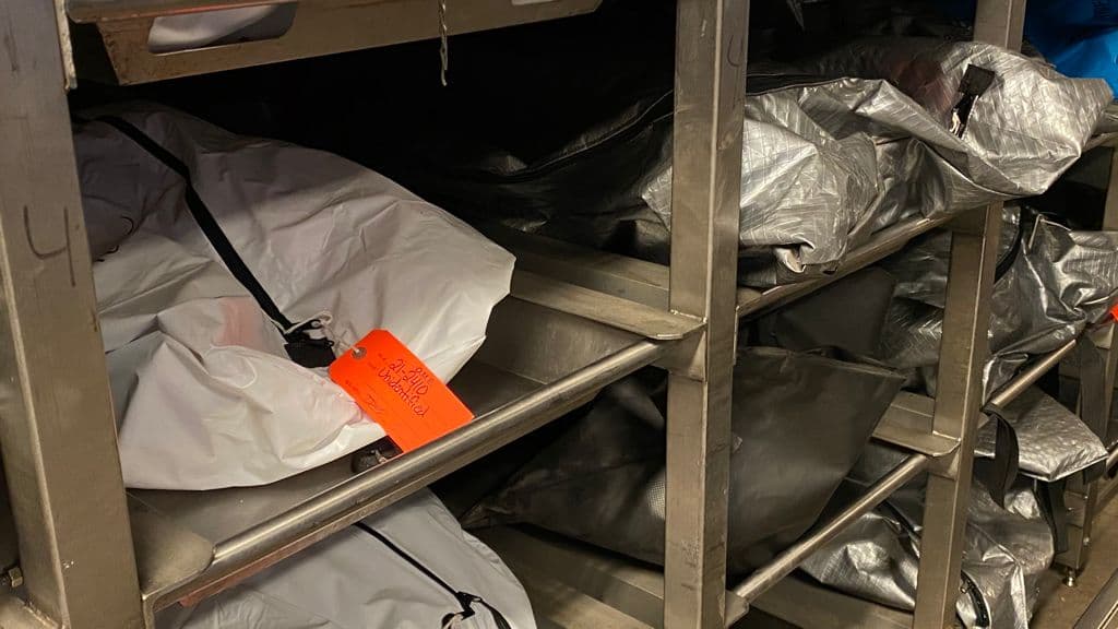 Aquí reposan los restos de inmigrantes hallados en el desierto de Arizona; buscan identificar 43 encontrados en junio