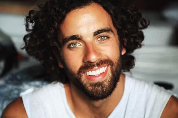 Y aunque por ahora no está en proyecto, decidió conservar el cabello largo pero ya se dejó crecer el vello facial de nueva cuenta. ¿Cuál de sus looks te gusta más?