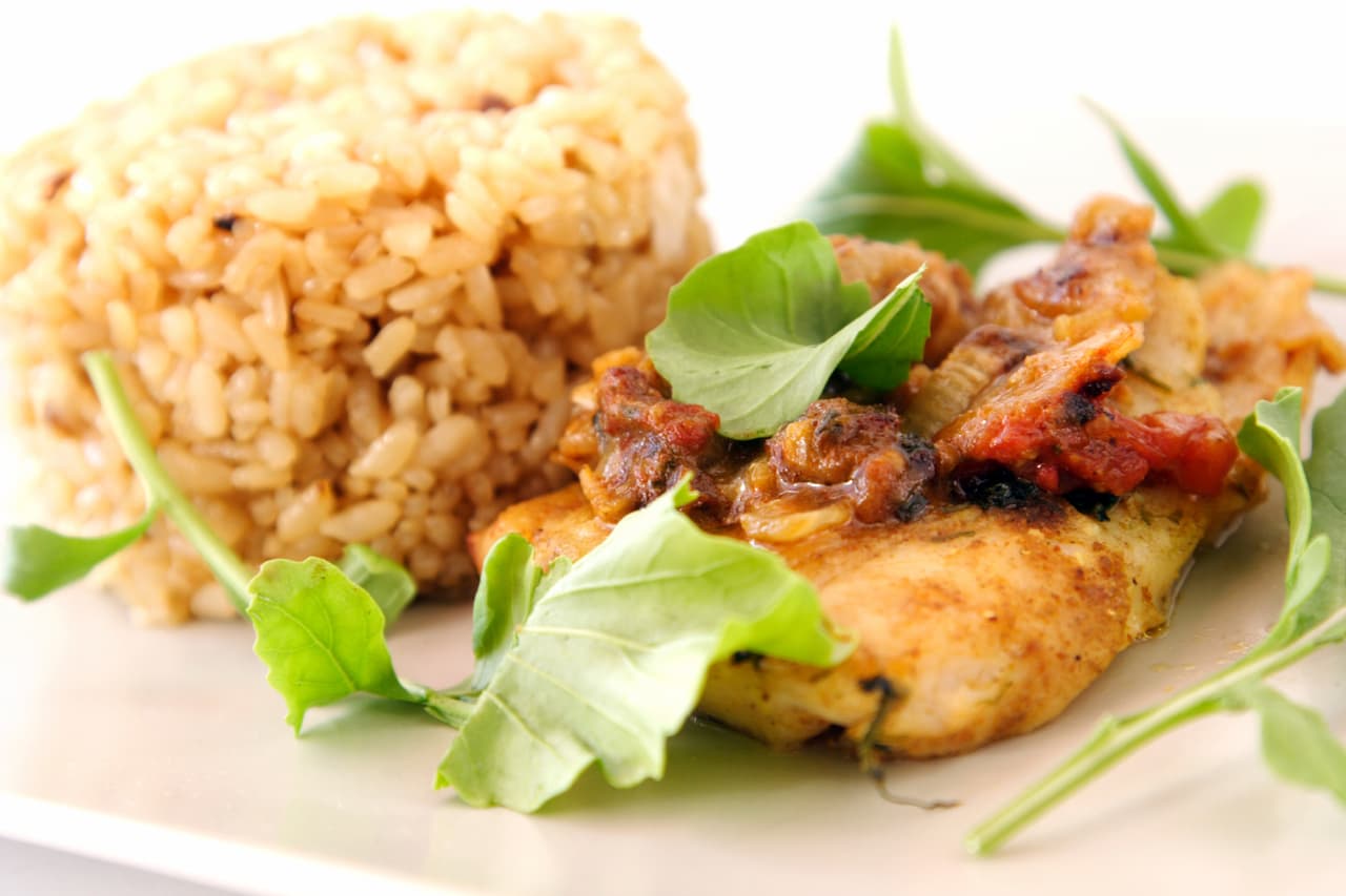 Algunas recetas que son bajas en grasas y son deliciosas son: arroz y pescado al horno, unas hamburguesas de pollo con papas y camote al horno o unos rebozados de calamares, aros de cebolla y pollo al horno.