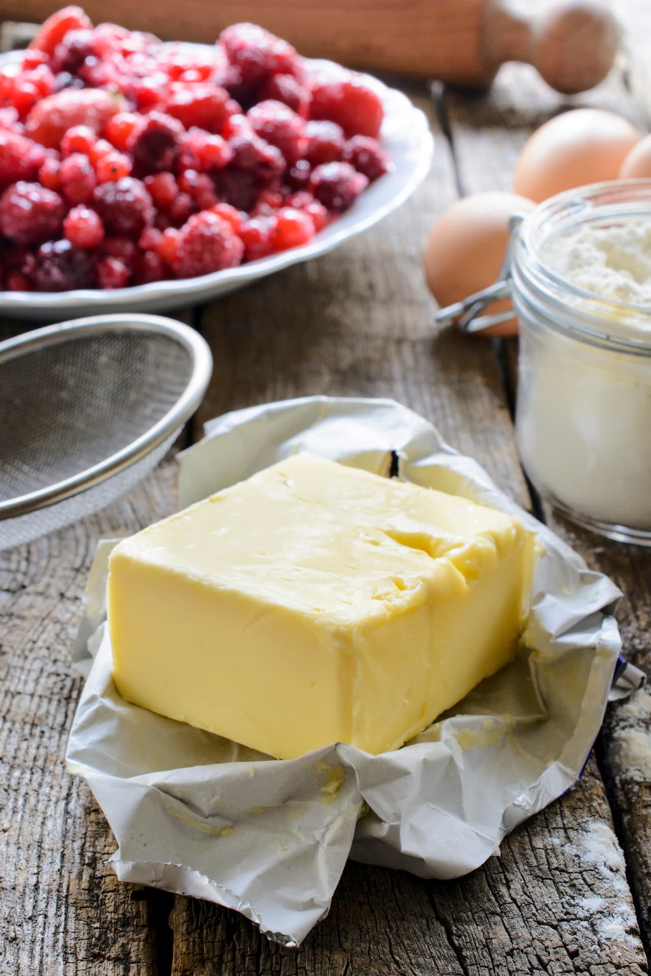 <b>Reduce grasas y alcohol:</b> Las grasas como dulces, carnes y embutidos retrasan el vaciamiento del estómago, mientras que el exceso de alcohol altera los movimientos del esófago y la presión, lo que favorece el reflujo e incluso una esofagitis.
<br>