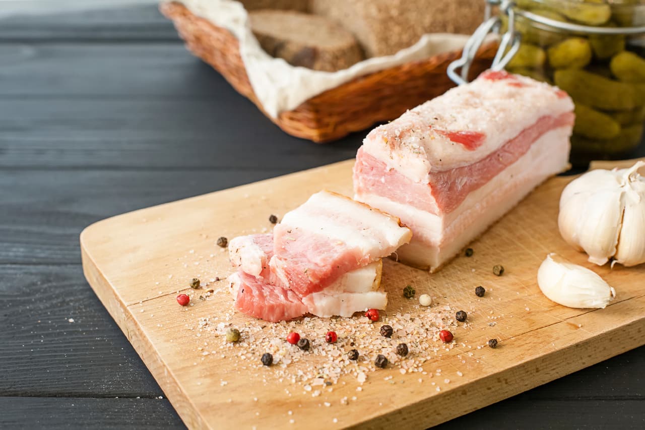 Grasas saturadas. Principalmente son las de origen animal y no solo están en la carne también las encuentras en sus derivados como, la piel de pollo, grasa vacuna y de cerdo.