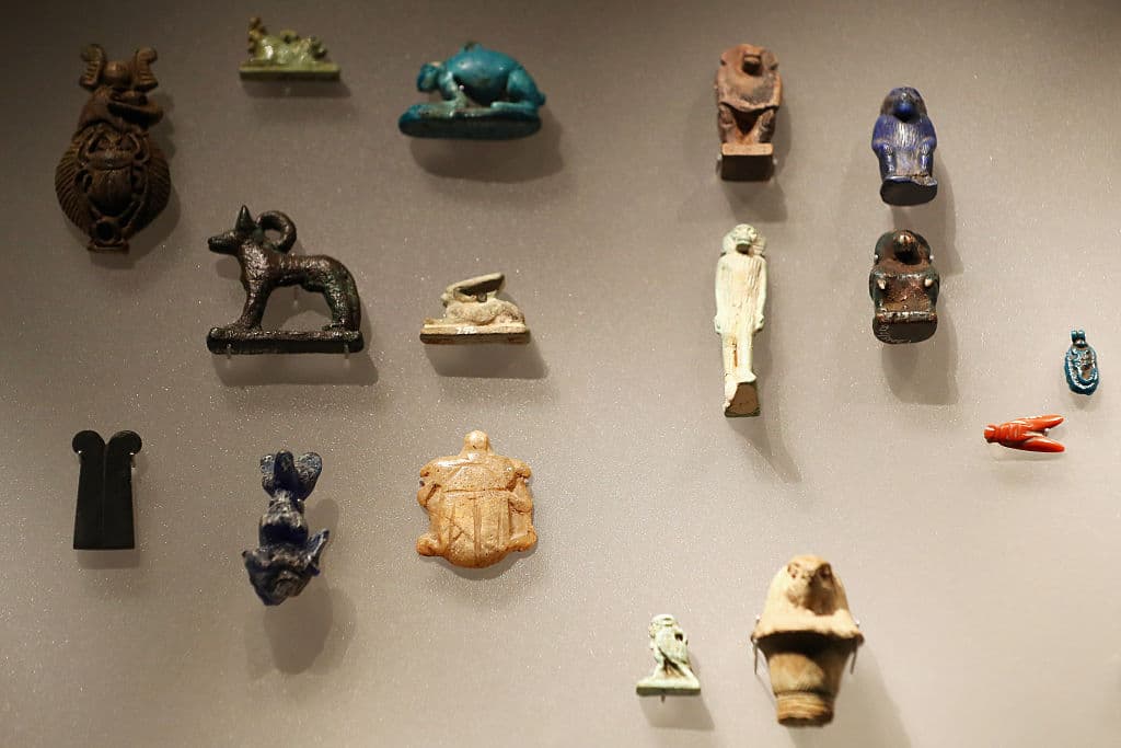 Otro amuleto es el Tiet o Tyet, conocido también como el nudo de Isis (a un lado de los pilares, en la foto anterior), usado para fortalecer la fertilidad femenina y amuleto de fecundación. Figurinas humanas como las de arriba también simbolizaban la fecundidad.