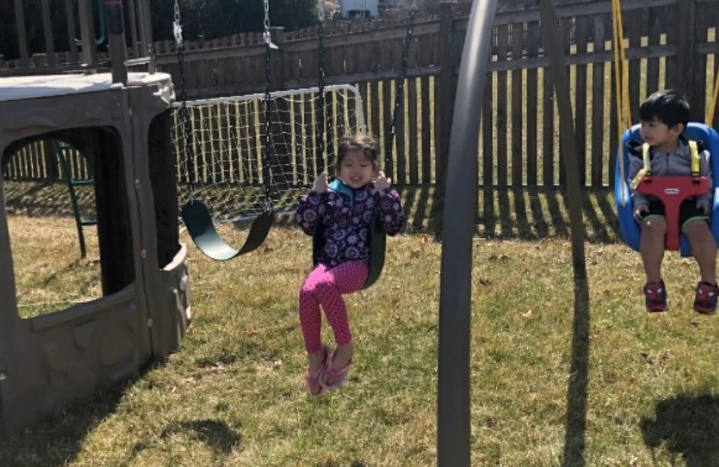 Comenzó a mostrar síntomas cuando jugaba en el parque con su hermano y se quejó de que tenía frío.