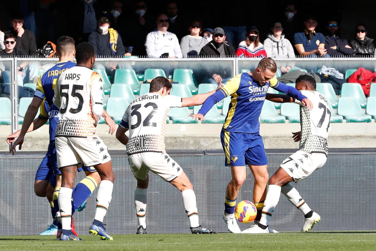 Gio Simeone le dio el triunfo a Verona con un hat-trick ante Venezia, quien sólo anotó un tanto en la J27 en la Serie A. David Okereke anotó el único tanto para el equipo contrario al 81'.