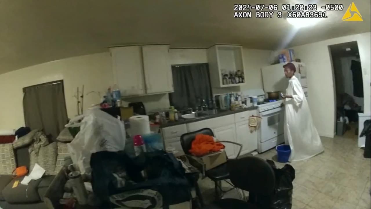 <h3 class="cms-H3-H3"><b>6 de julio del 2024, 1:20am</b></h3>
<br>
<br>
<b>4)</b> Massey obedeció, dejó la olla. El otro oficial, compañero de Grayson, se alejó de la mujer, generando dudas. 
<i>Massey: "¿Por qué te alejas?", </i>
<br>
<i>Oficial: "por el agua hirviendo",</i>
<br>
<i> Massey: "Te reprendo en el nombre de Jesús".</i>