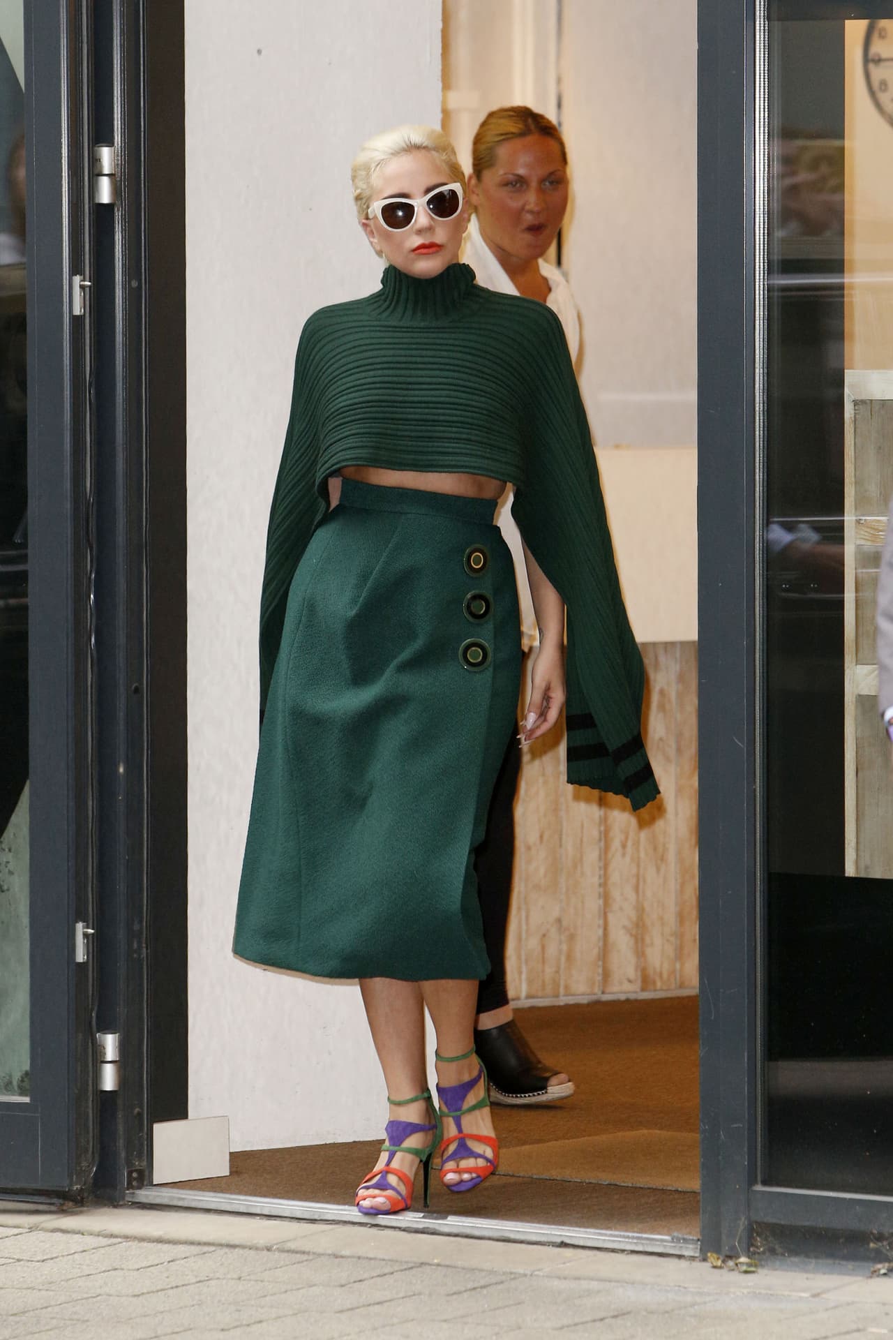 ¡Por fin Lady Gaga! En esta ocasión la cantante se encuentra entre las mejores vestidas, su ‘look’ se merece una palomita. La combinación que hizo entre esas sandalias de colores con su fala y ‘crop top’ fue un gran acierto.