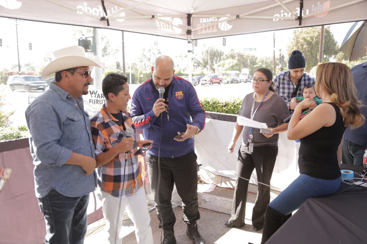 'El Bueno, La Mala y El Feo' entregando boletos en la ciudad de Carson.